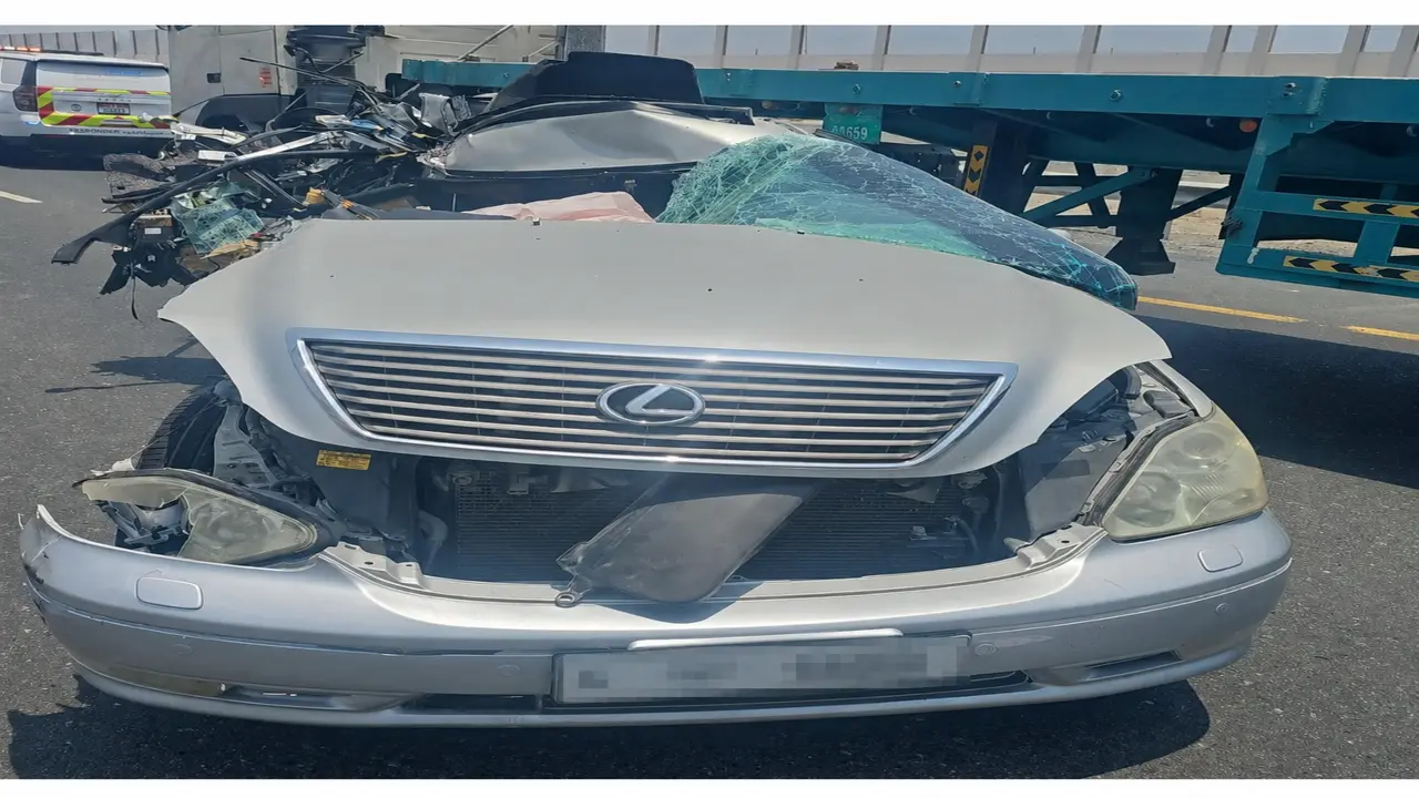 مأساة في الفجيرة: وفاة مواطنة وطفلتها بحادث اصطدام بشاحنة